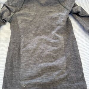Lululemon Grey Gray Athletic Long Sleeve Top Women’s Small Fitted Pre Owned very